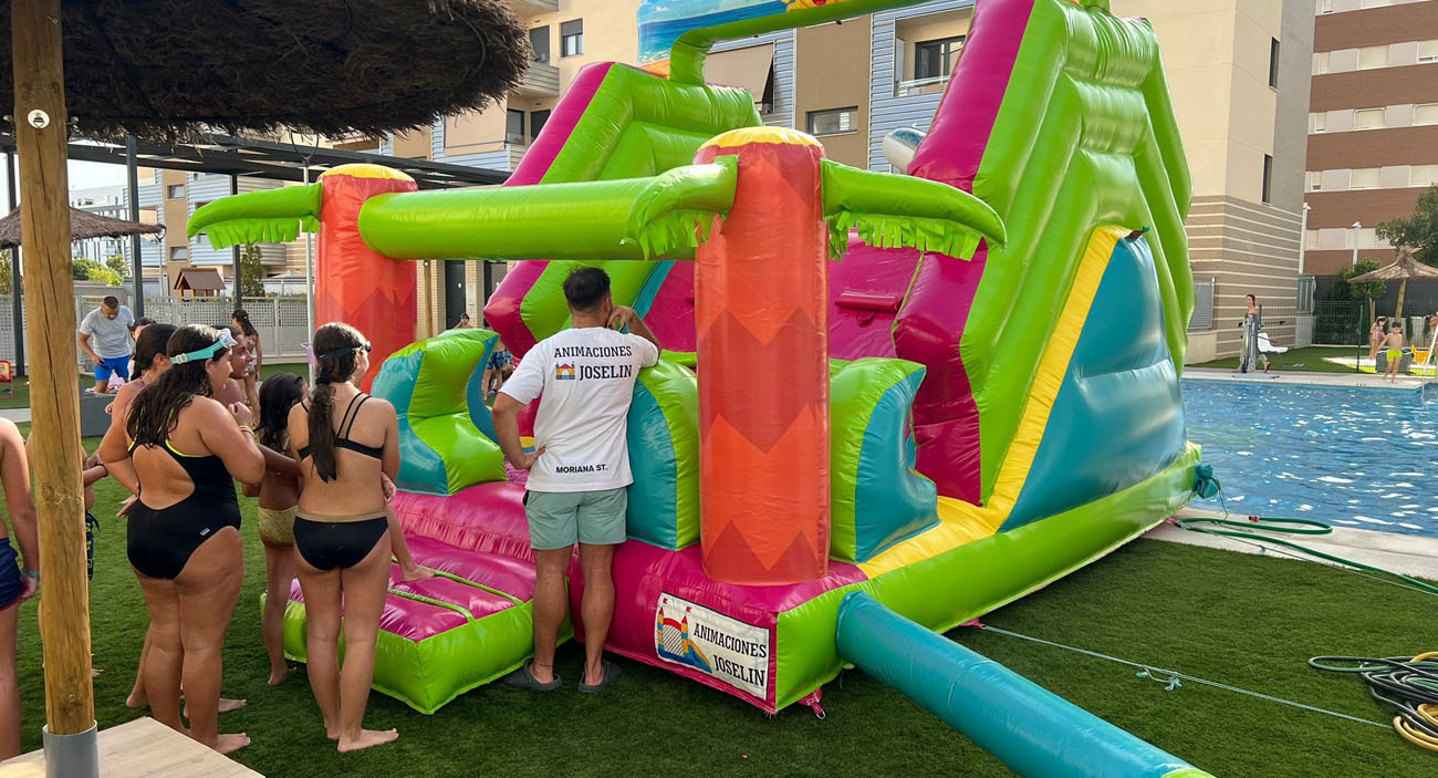 Niños jugando en un castillo hinchable