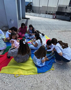 Actividad infantil en un evento colectivo